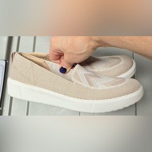 Bzees women’s size 7.5 slip-on shoes ivory metallic chevron print sneakers